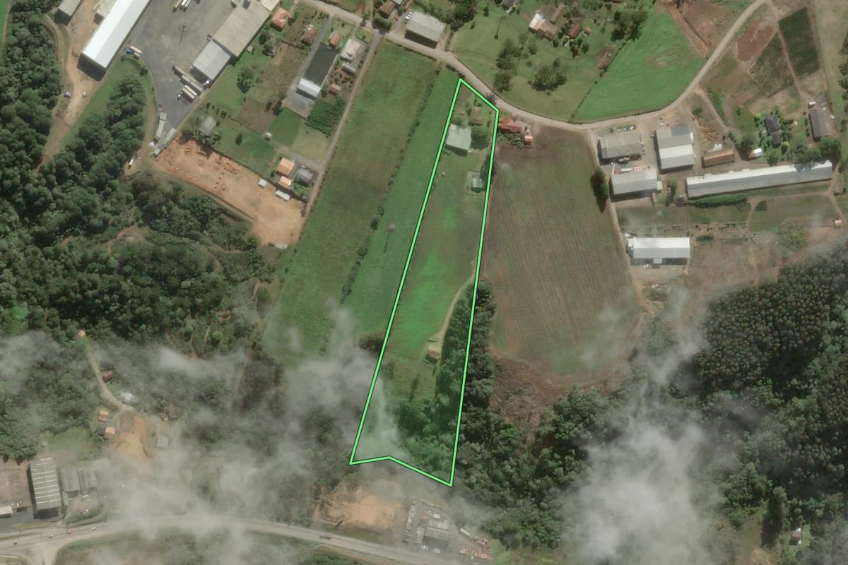 Imagem de satélite do imóvel rural em Rio Negrinho (SC), com o contorno declarado no CAR desenhado por cima.