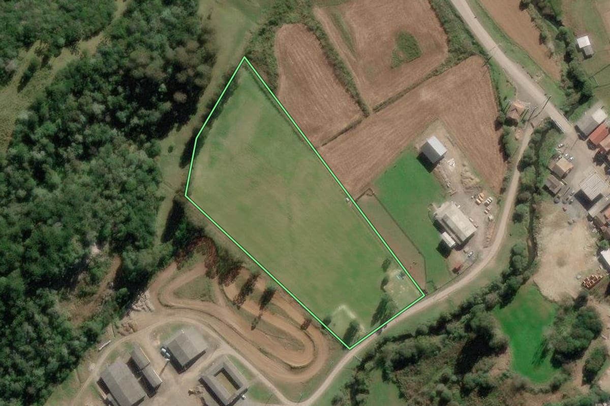 Imagem de satélite do imóvel rural em Rio Rufino (SC), com o contorno declarado no CAR desenhado por cima.