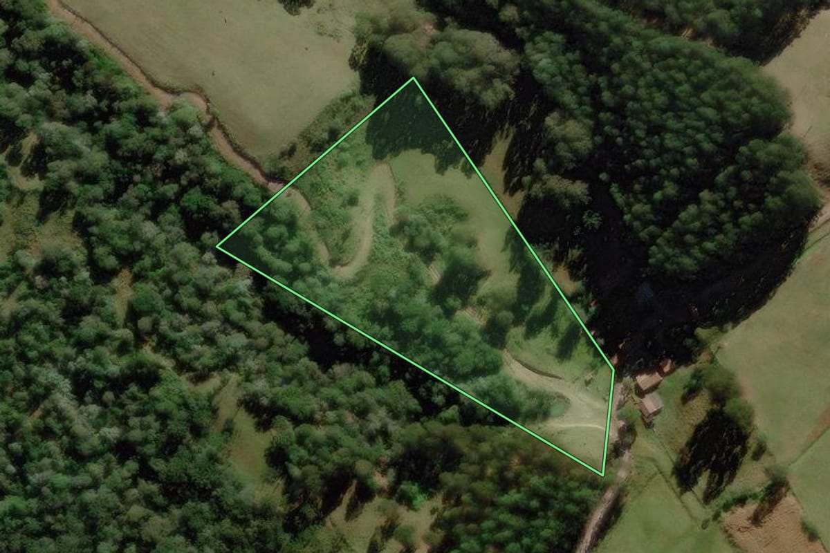 Imagem de satélite do imóvel rural em Rio Rufino (SC), com o contorno declarado no CAR desenhado por cima.