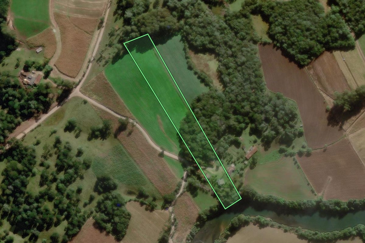 Imagem de satélite do imóvel rural em Rio Rufino (SC), com o contorno declarado no CAR desenhado por cima.