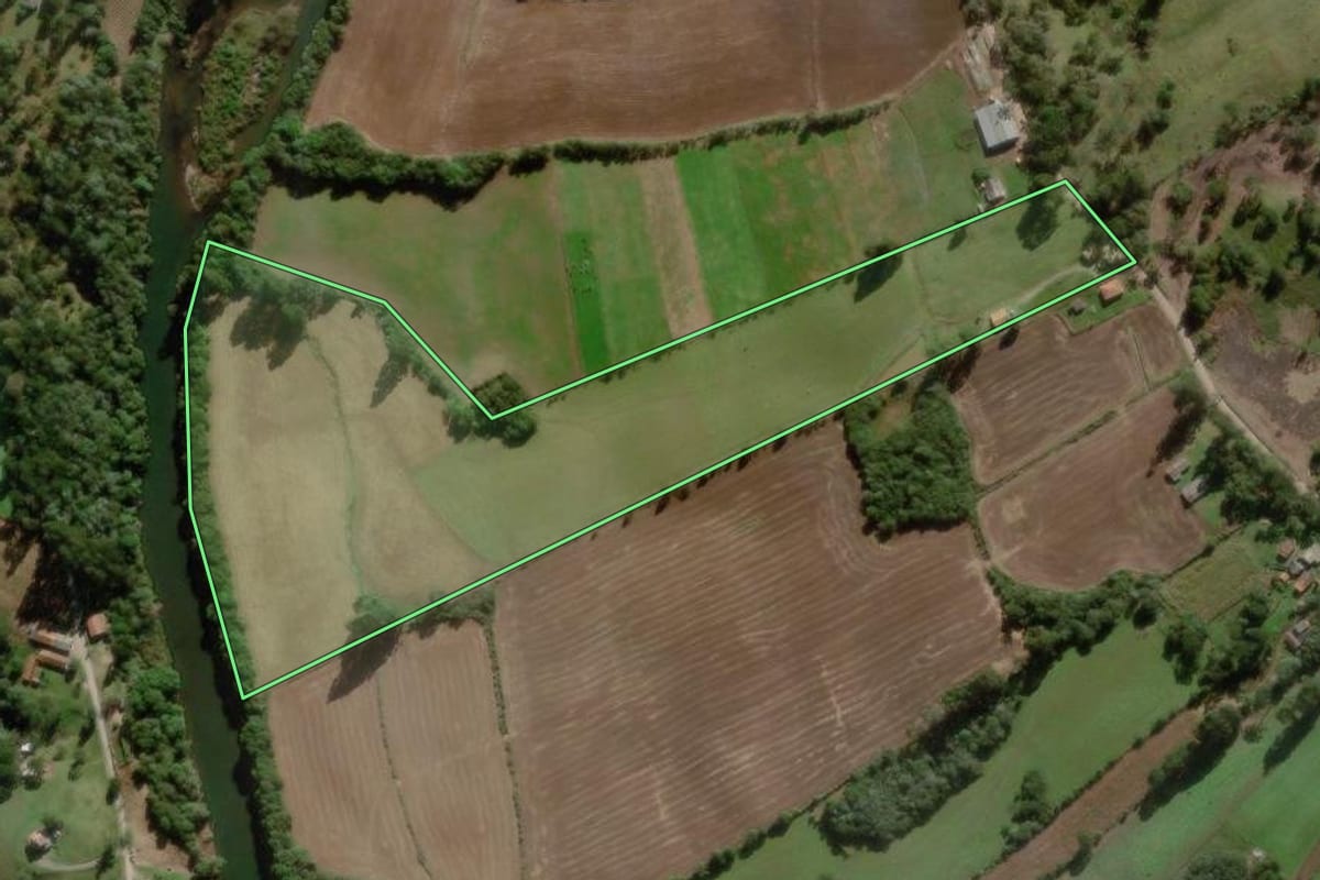 Imagem de satélite do imóvel rural em Rio Rufino (SC), com o contorno declarado no CAR desenhado por cima.