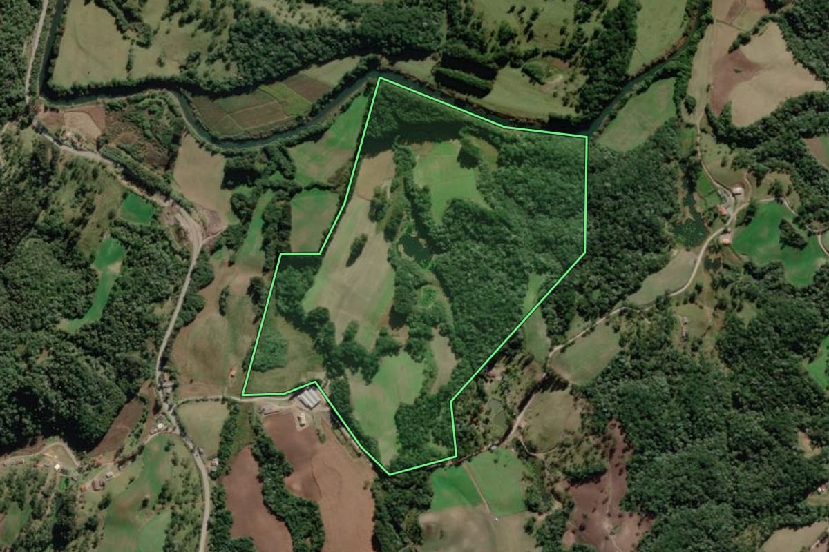 Imagem de satélite do imóvel rural em Rio Rufino (SC), com o contorno declarado no CAR desenhado por cima.