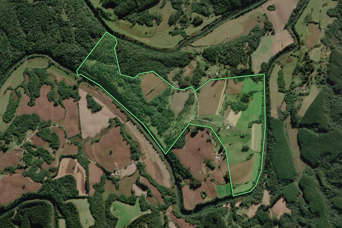 Imagem de satélite do imóvel rural em Rio Rufino (SC), com o contorno declarado no CAR desenhado por cima.
