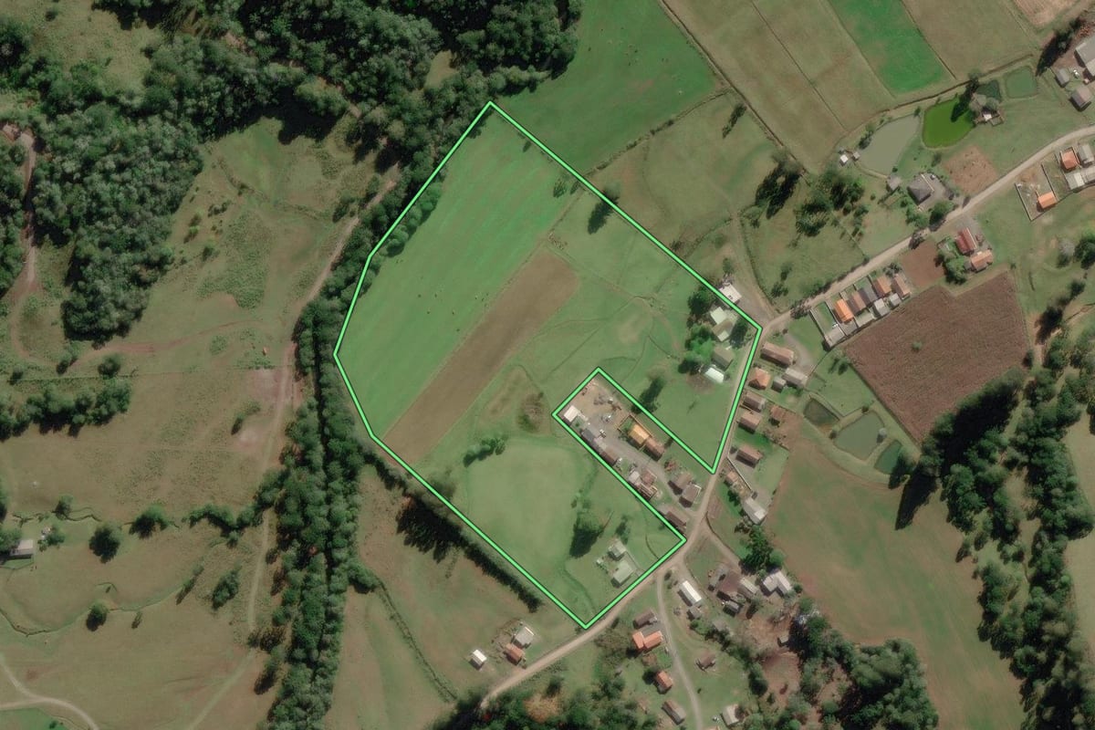 Imagem de satélite do imóvel rural em Rio Rufino (SC), com o contorno declarado no CAR desenhado por cima.