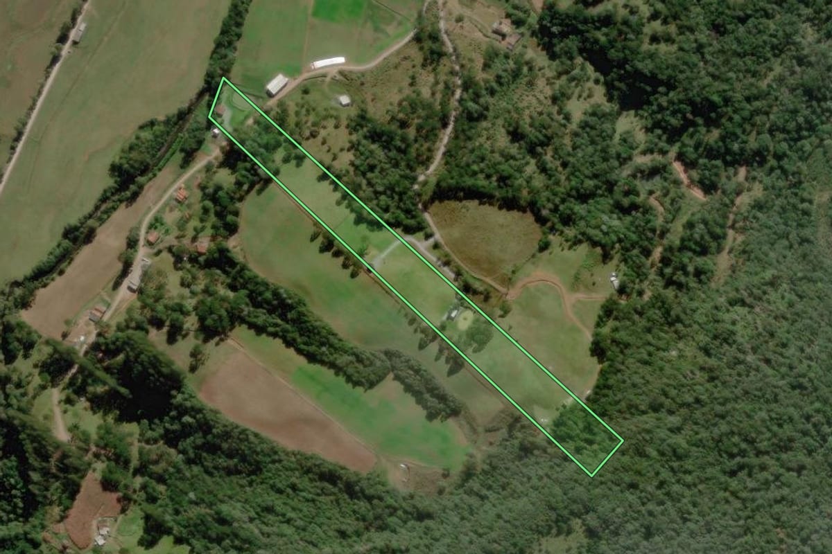 Imagem de satélite do imóvel rural em Rio Rufino (SC), com o contorno declarado no CAR desenhado por cima.