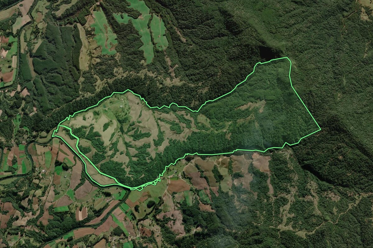Imagem de satélite do imóvel rural em Rio Rufino (SC), com o contorno declarado no CAR desenhado por cima.