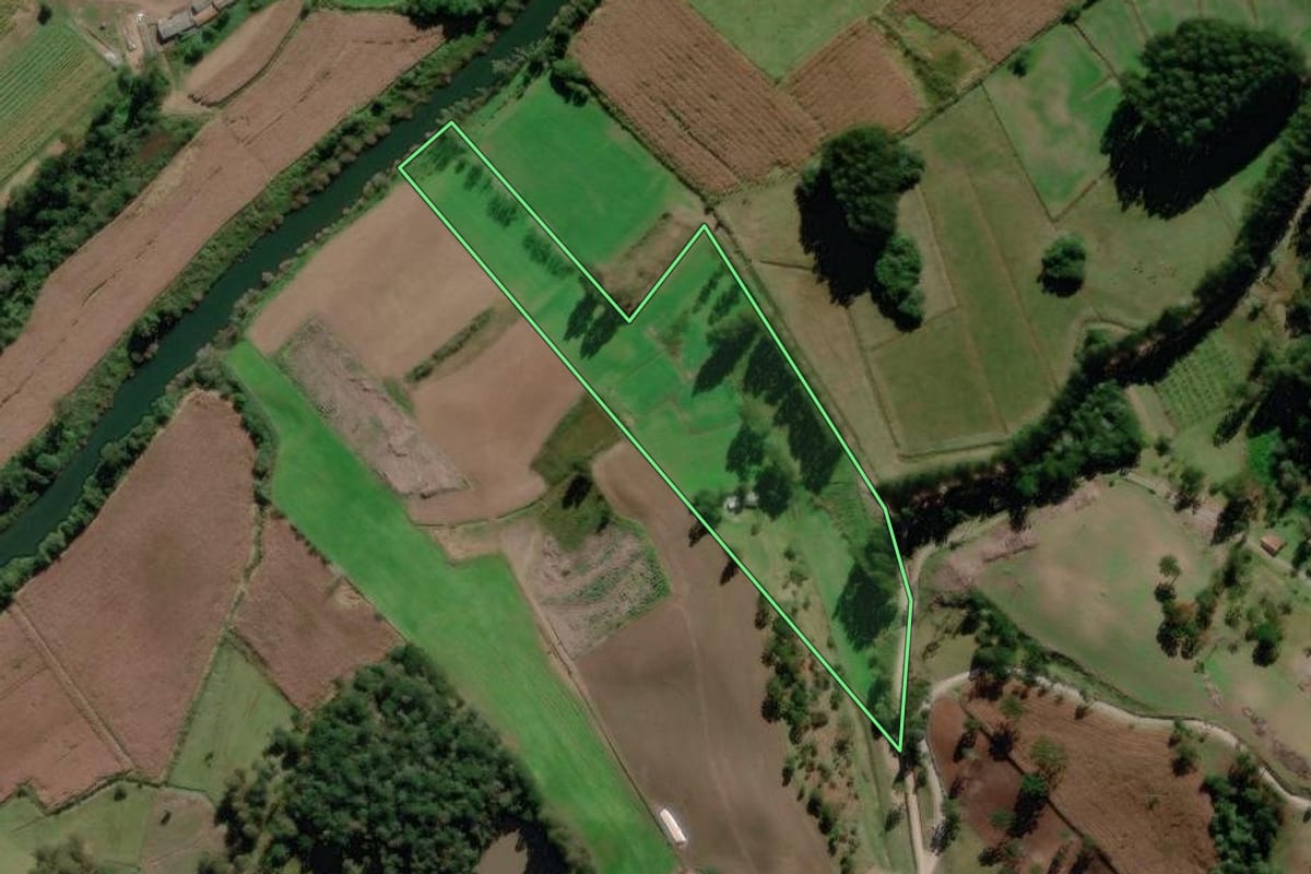 Imagem de satélite do imóvel rural em Rio Rufino (SC), com o contorno declarado no CAR desenhado por cima.