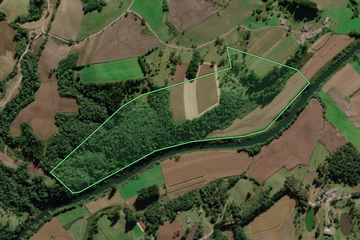 Imagem de satélite do imóvel rural em Rio Rufino (SC), com o contorno declarado no CAR desenhado por cima.