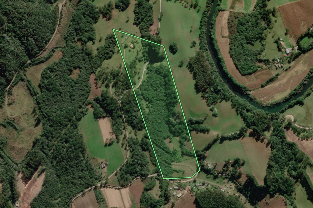 Imagem de satélite do imóvel rural em Rio Rufino (SC), com o contorno declarado no CAR desenhado por cima.