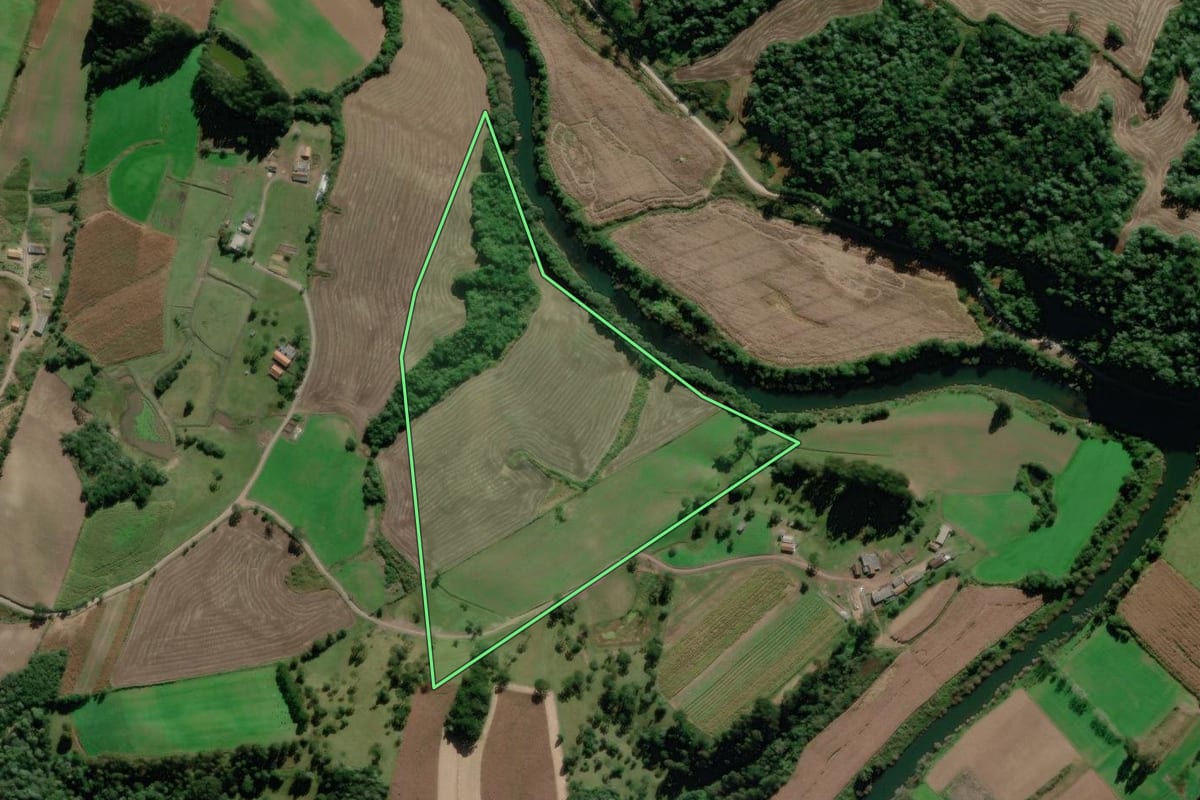Imagem de satélite do imóvel rural em Rio Rufino (SC), com o contorno declarado no CAR desenhado por cima.