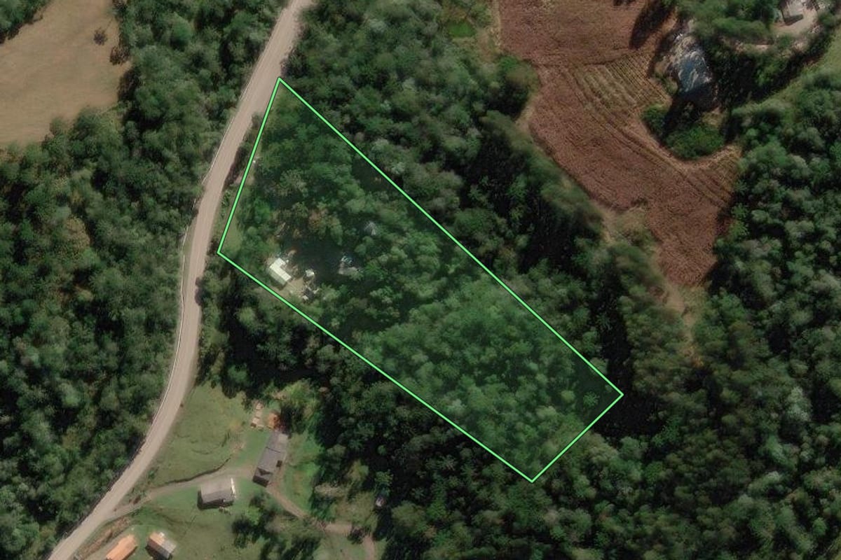 Imagem de satélite do imóvel rural em Rio Rufino (SC), com o contorno declarado no CAR desenhado por cima.