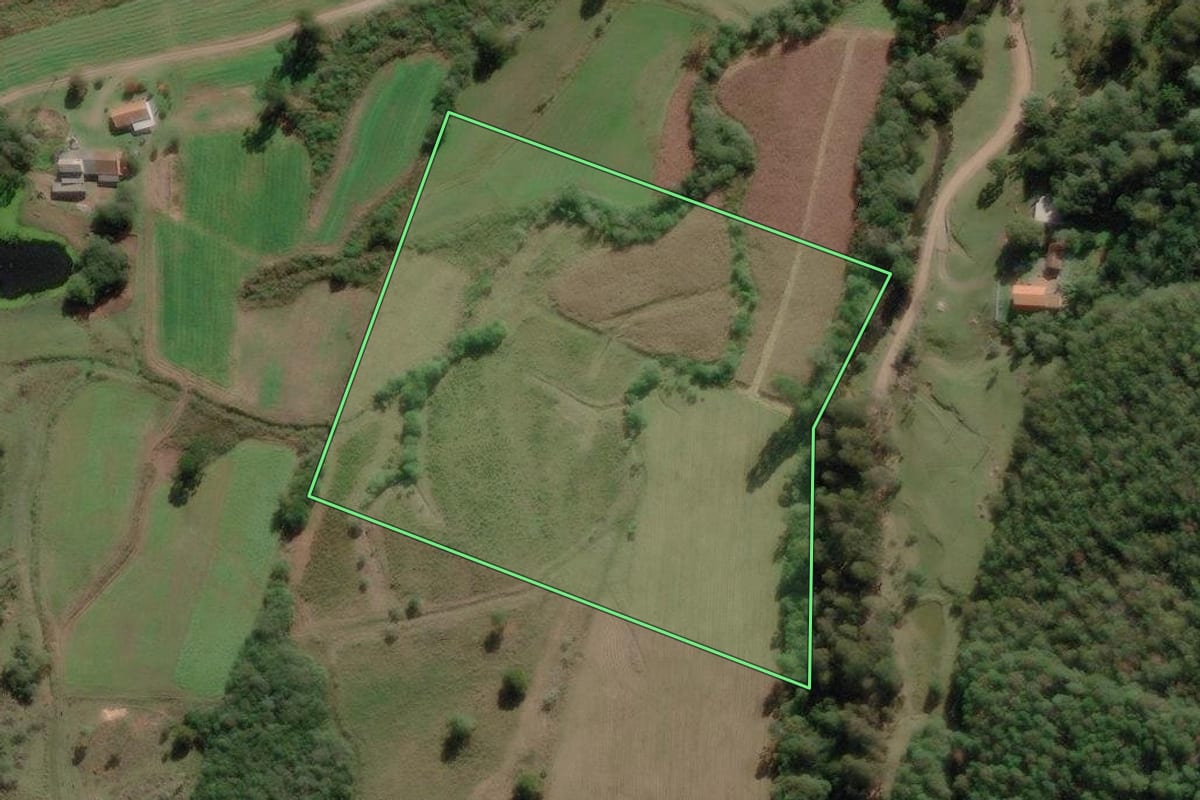 Imagem de satélite do imóvel rural em Rio Rufino (SC), com o contorno declarado no CAR desenhado por cima.