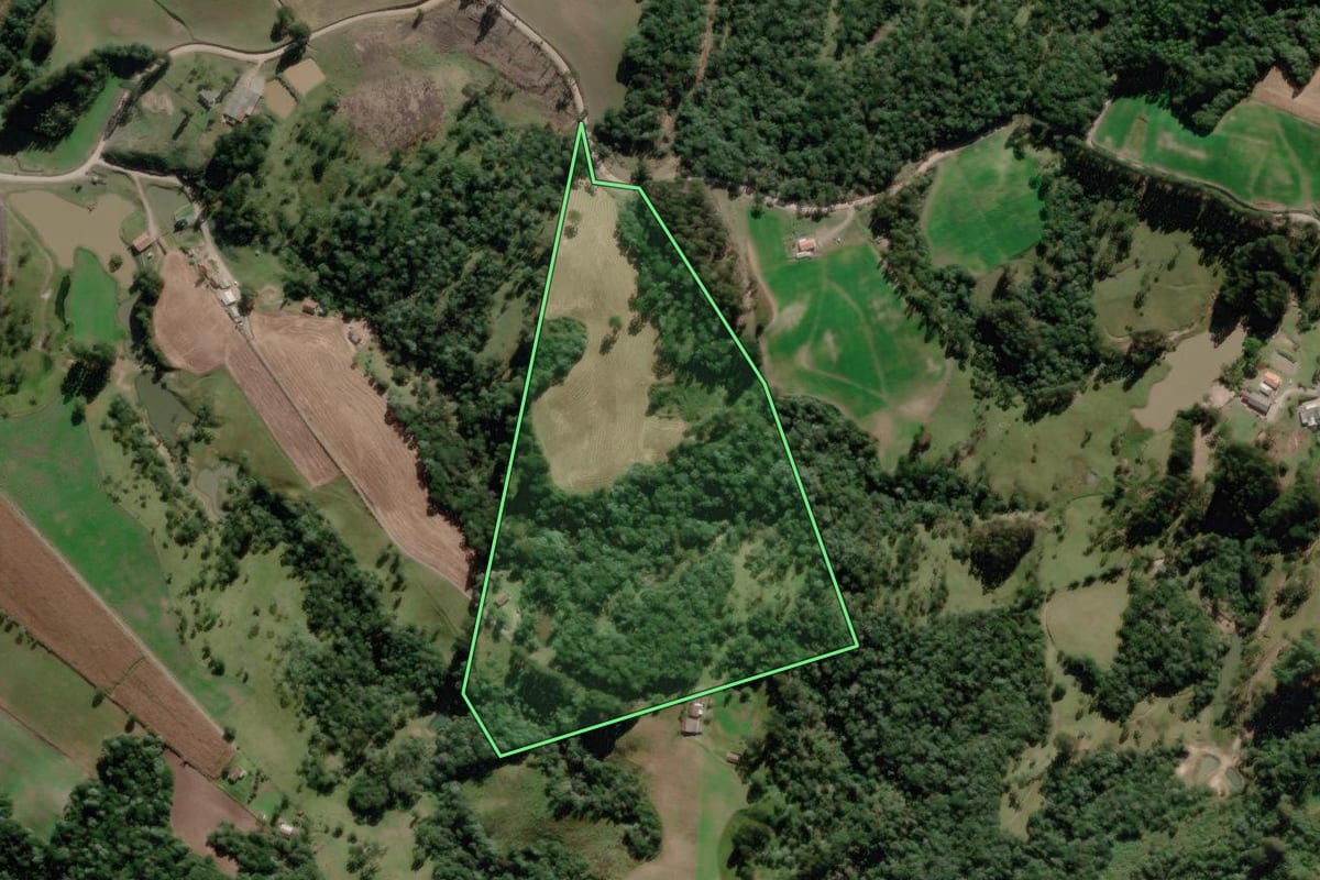 Imagem de satélite do imóvel rural em Rio Rufino (SC), com o contorno declarado no CAR desenhado por cima.