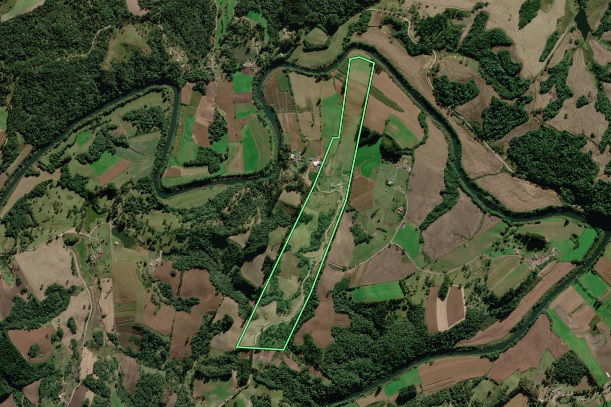 Imagem de satélite do imóvel rural em Rio Rufino (SC), com o contorno declarado no CAR desenhado por cima.