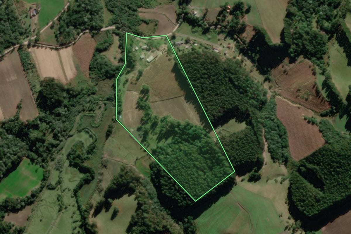 Imagem de satélite do imóvel rural em Rio Rufino (SC), com o contorno declarado no CAR desenhado por cima.