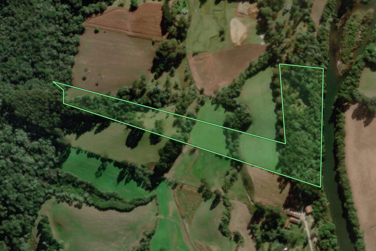 Imagem de satélite do imóvel rural em Rio Rufino (SC), com o contorno declarado no CAR desenhado por cima.