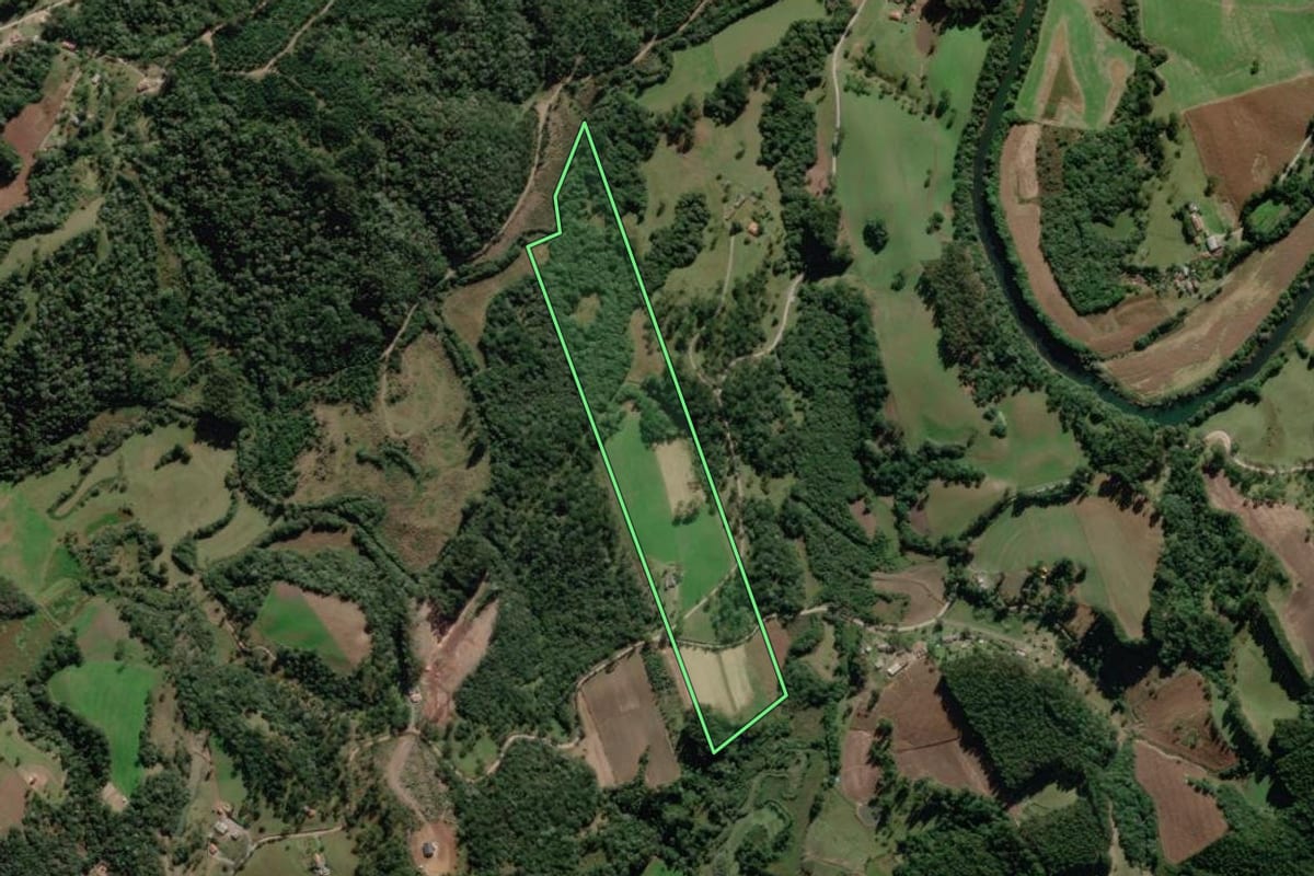 Imagem de satélite do imóvel rural em Rio Rufino (SC), com o contorno declarado no CAR desenhado por cima.