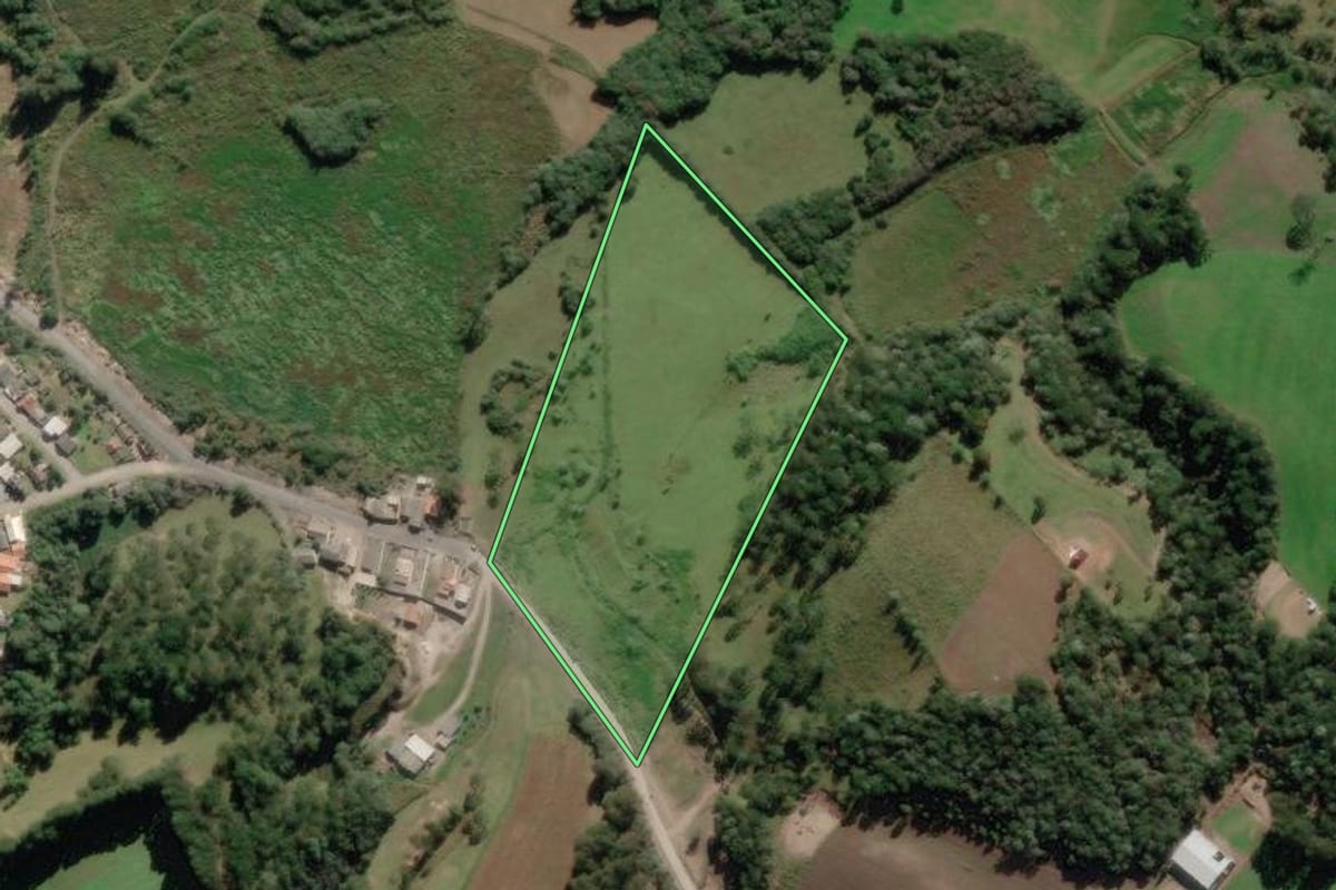 Imagem de satélite do imóvel rural em Rio Rufino (SC), com o contorno declarado no CAR desenhado por cima.