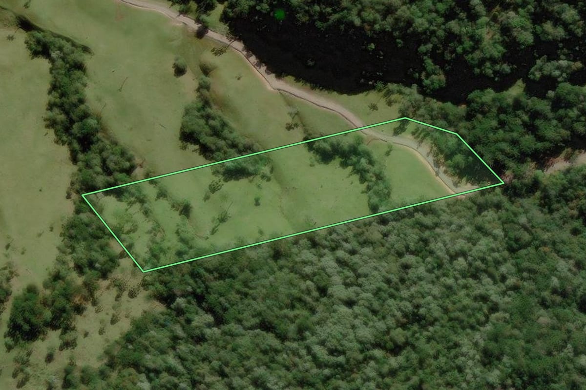 Imagem de satélite do imóvel rural em Rio Rufino (SC), com o contorno declarado no CAR desenhado por cima.