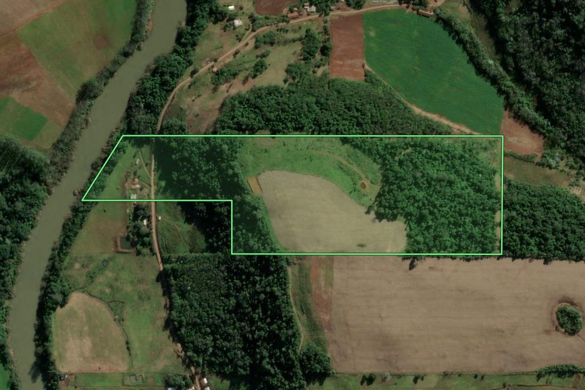 Imagem de satélite do imóvel rural em Riqueza (SC), com o contorno declarado no CAR desenhado por cima.