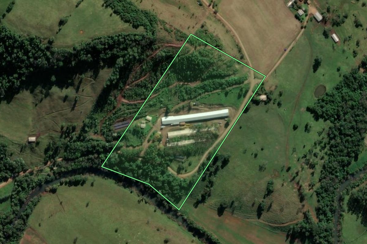 Imagem de satélite do imóvel rural em Riqueza (SC), com o contorno declarado no CAR desenhado por cima.