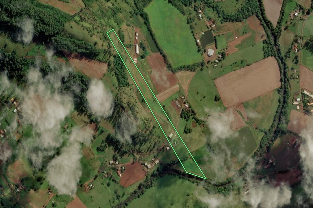 Imagem de satélite do imóvel rural em Riqueza (SC), com o contorno declarado no CAR desenhado por cima.