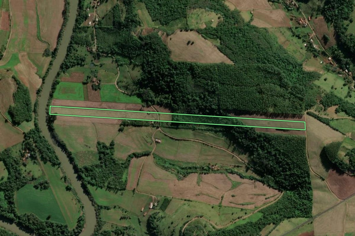 Imagem de satélite do imóvel rural em Riqueza (SC), com o contorno declarado no CAR desenhado por cima.