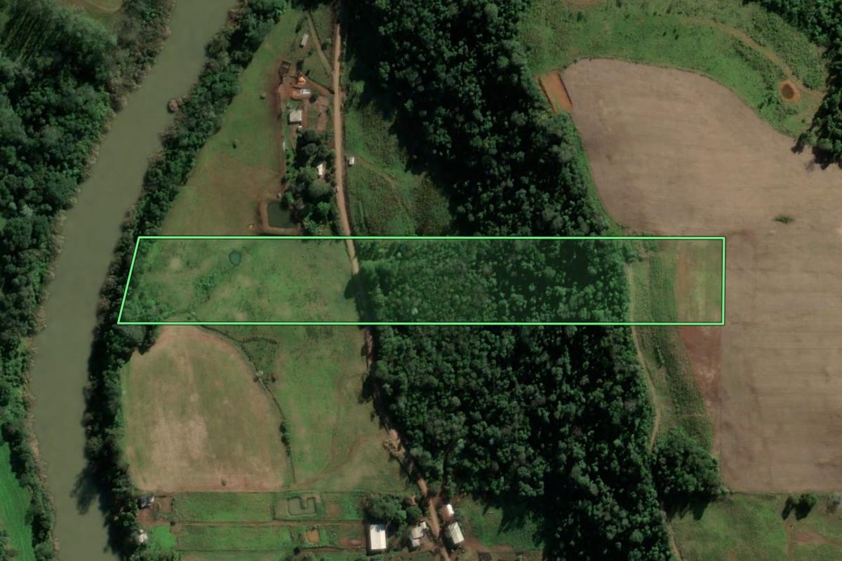 Imagem de satélite do imóvel rural em Riqueza (SC), com o contorno declarado no CAR desenhado por cima.