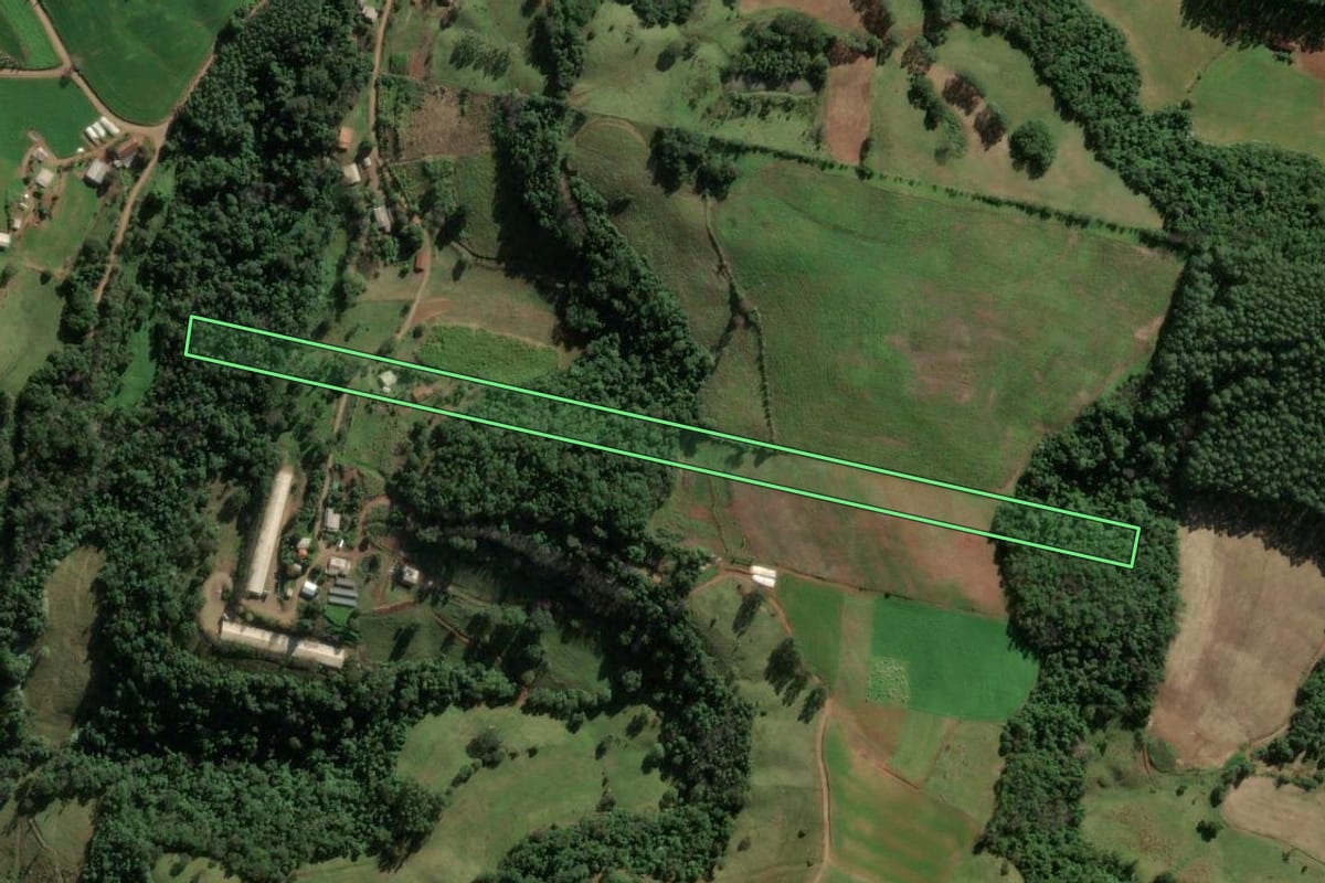 Imagem de satélite do imóvel rural em Riqueza (SC), com o contorno declarado no CAR desenhado por cima.