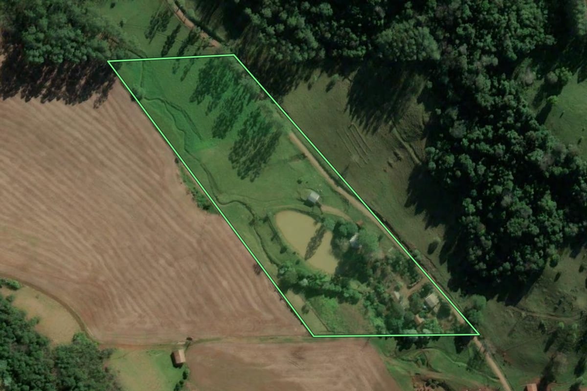 Imagem de satélite do imóvel rural em Riqueza (SC), com o contorno declarado no CAR desenhado por cima.