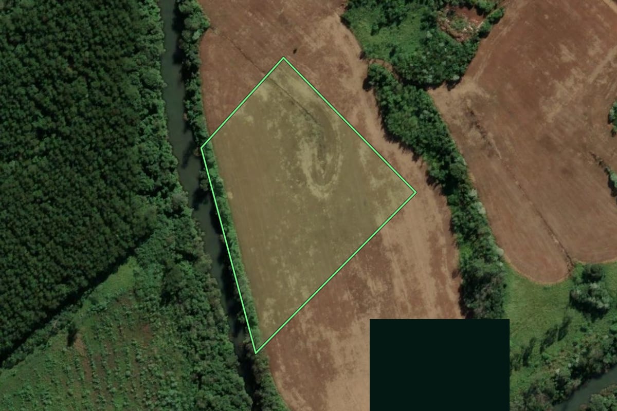 Imagem de satélite do imóvel rural em Riqueza (SC), com o contorno declarado no CAR desenhado por cima.
