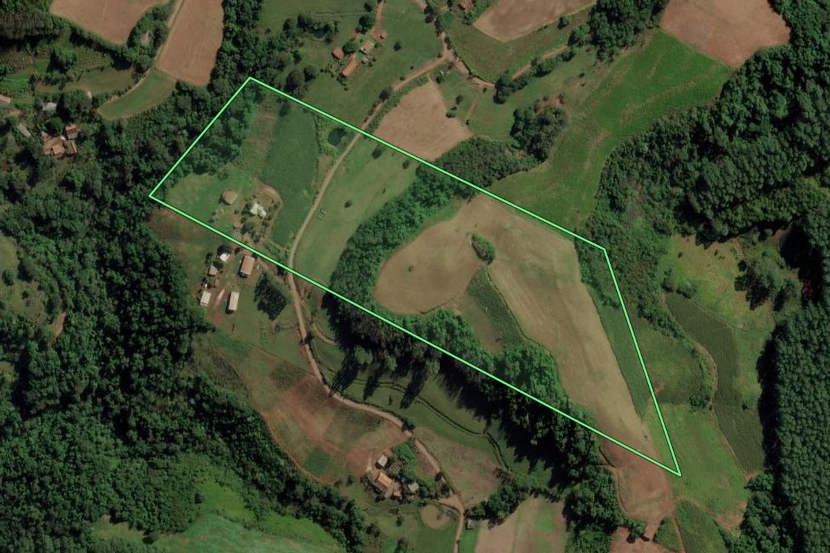 Imagem de satélite do imóvel rural em Riqueza (SC), com o contorno declarado no CAR desenhado por cima.