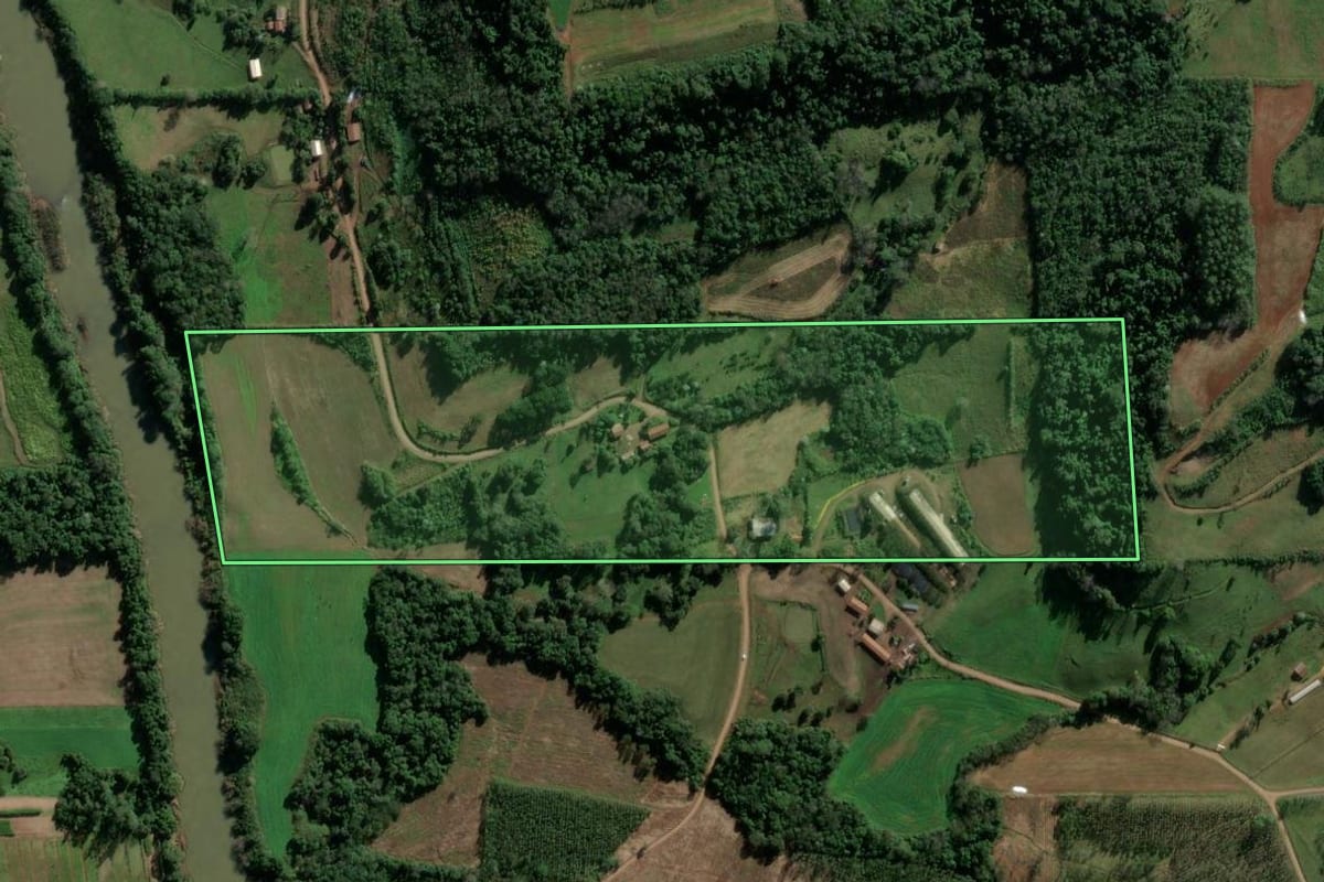 Imagem de satélite do imóvel rural em Riqueza (SC), com o contorno declarado no CAR desenhado por cima.