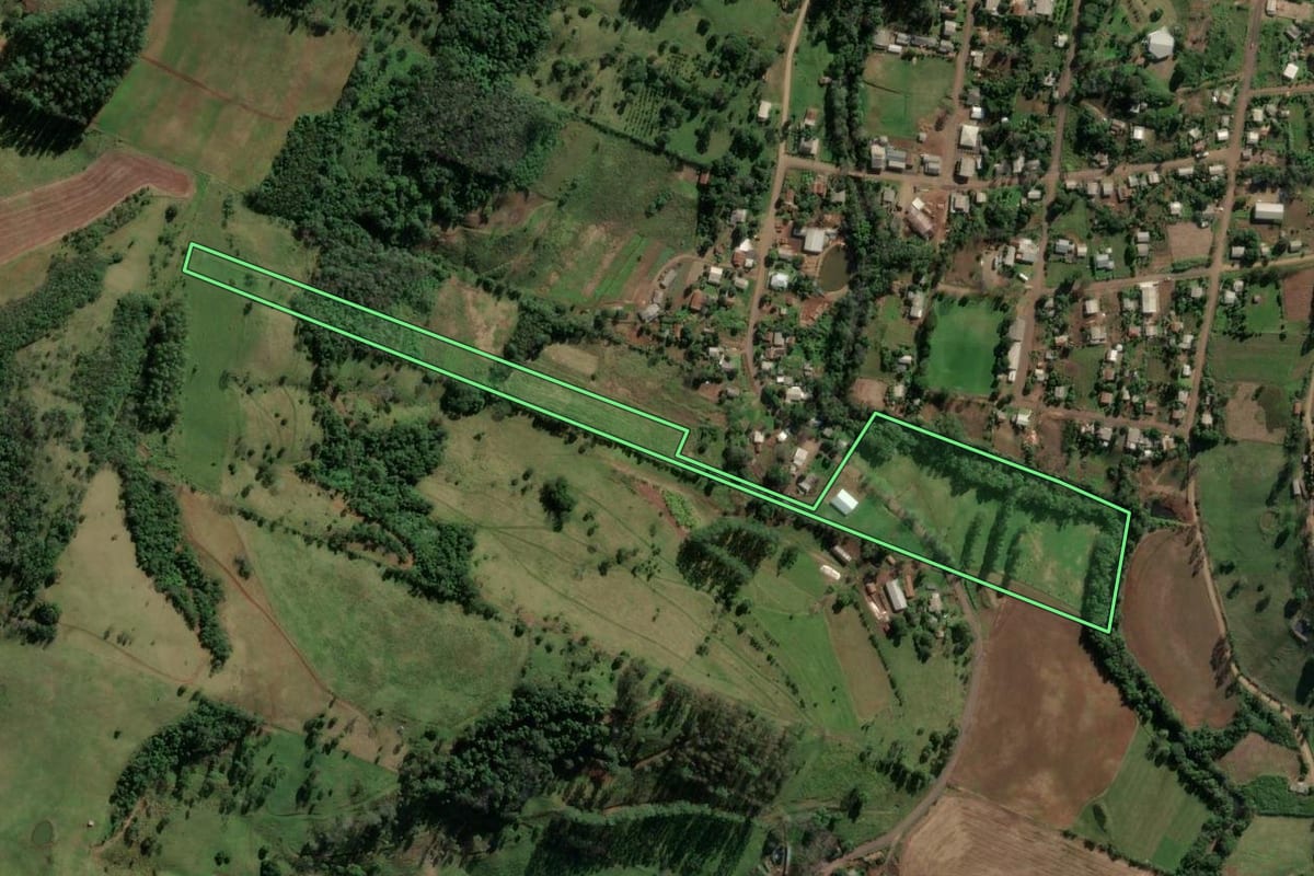 Imagem de satélite do imóvel rural em Riqueza (SC), com o contorno declarado no CAR desenhado por cima.