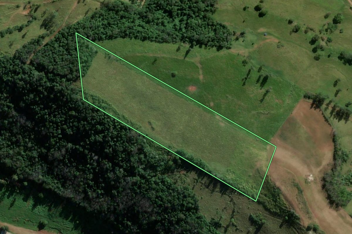 Imagem de satélite do imóvel rural em Riqueza (SC), com o contorno declarado no CAR desenhado por cima.