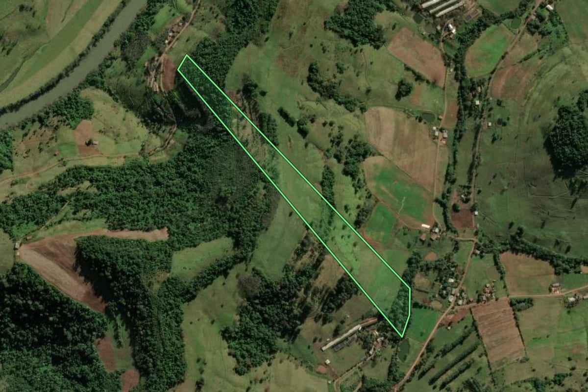 Imagem de satélite do imóvel rural em Riqueza (SC), com o contorno declarado no CAR desenhado por cima.