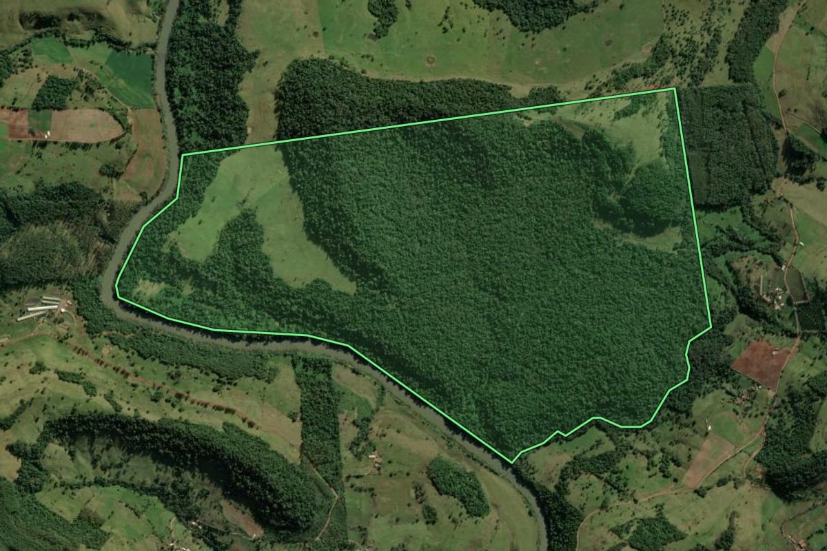 Imagem de satélite do imóvel rural em Riqueza (SC), com o contorno declarado no CAR desenhado por cima.