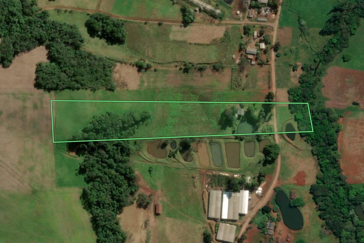 Imagem de satélite do imóvel rural em Riqueza (SC), com o contorno declarado no CAR desenhado por cima.