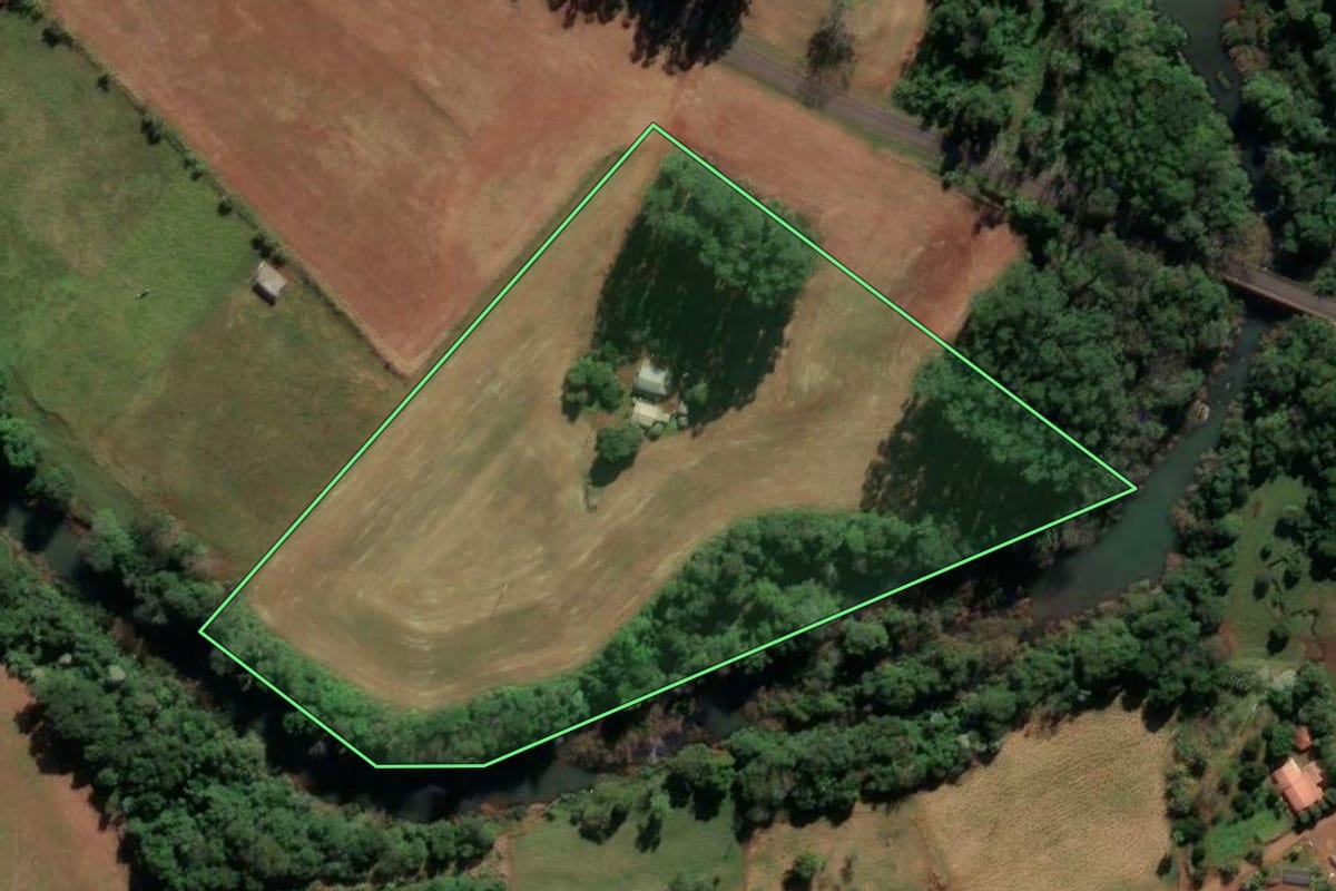 Imagem de satélite do imóvel rural em Riqueza (SC), com o contorno declarado no CAR desenhado por cima.