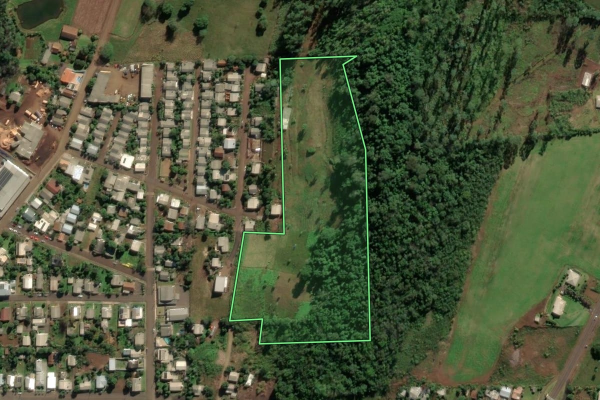 Imagem de satélite do imóvel rural em Riqueza (SC), com o contorno declarado no CAR desenhado por cima.