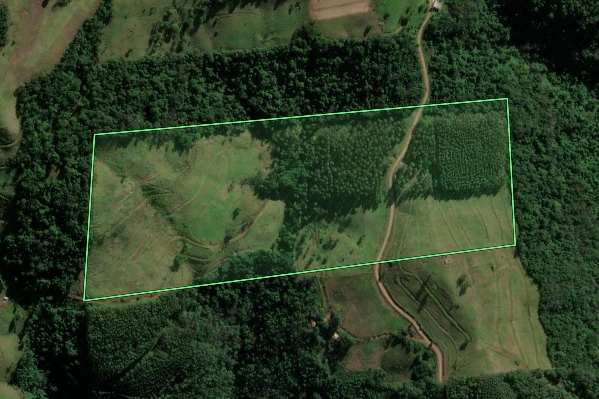 Imagem de satélite do imóvel rural em Riqueza (SC), com o contorno declarado no CAR desenhado por cima.