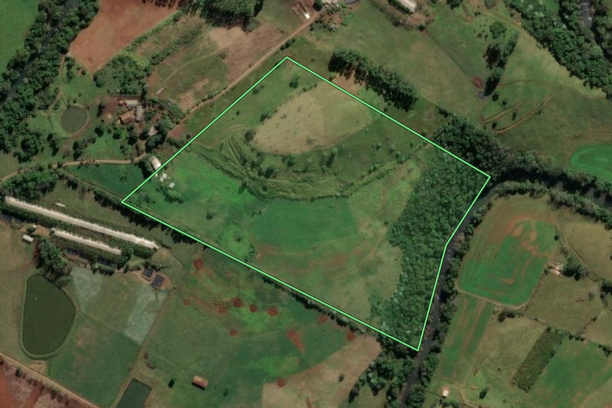 Imagem de satélite do imóvel rural em Riqueza (SC), com o contorno declarado no CAR desenhado por cima.