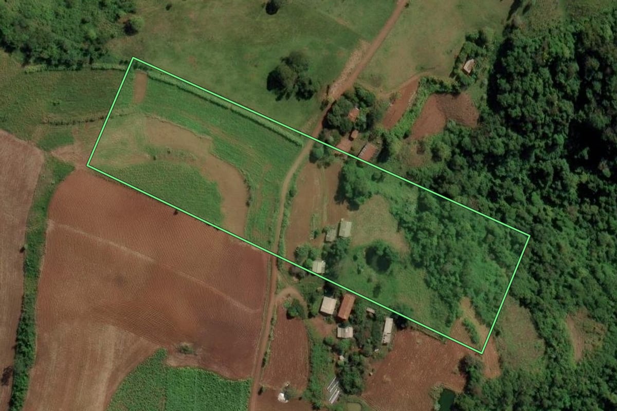 Imagem de satélite do imóvel rural em Riqueza (SC), com o contorno declarado no CAR desenhado por cima.