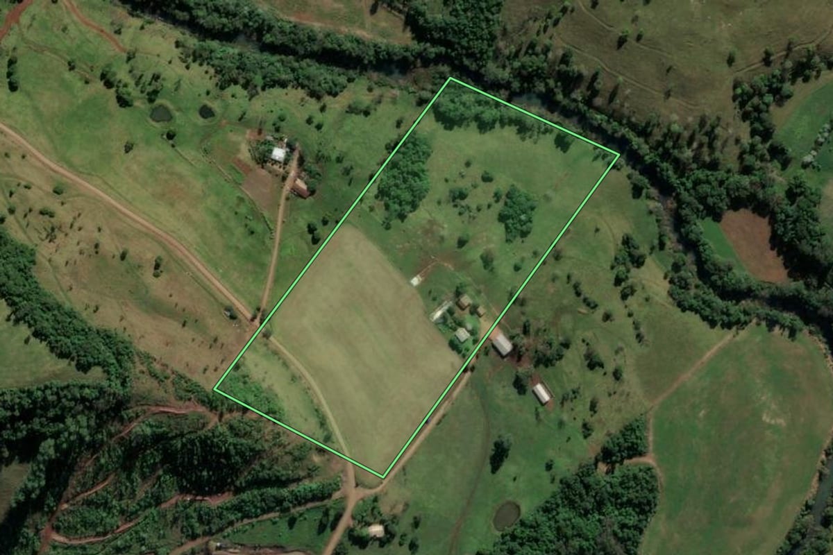 Imagem de satélite do imóvel rural em Riqueza (SC), com o contorno declarado no CAR desenhado por cima.