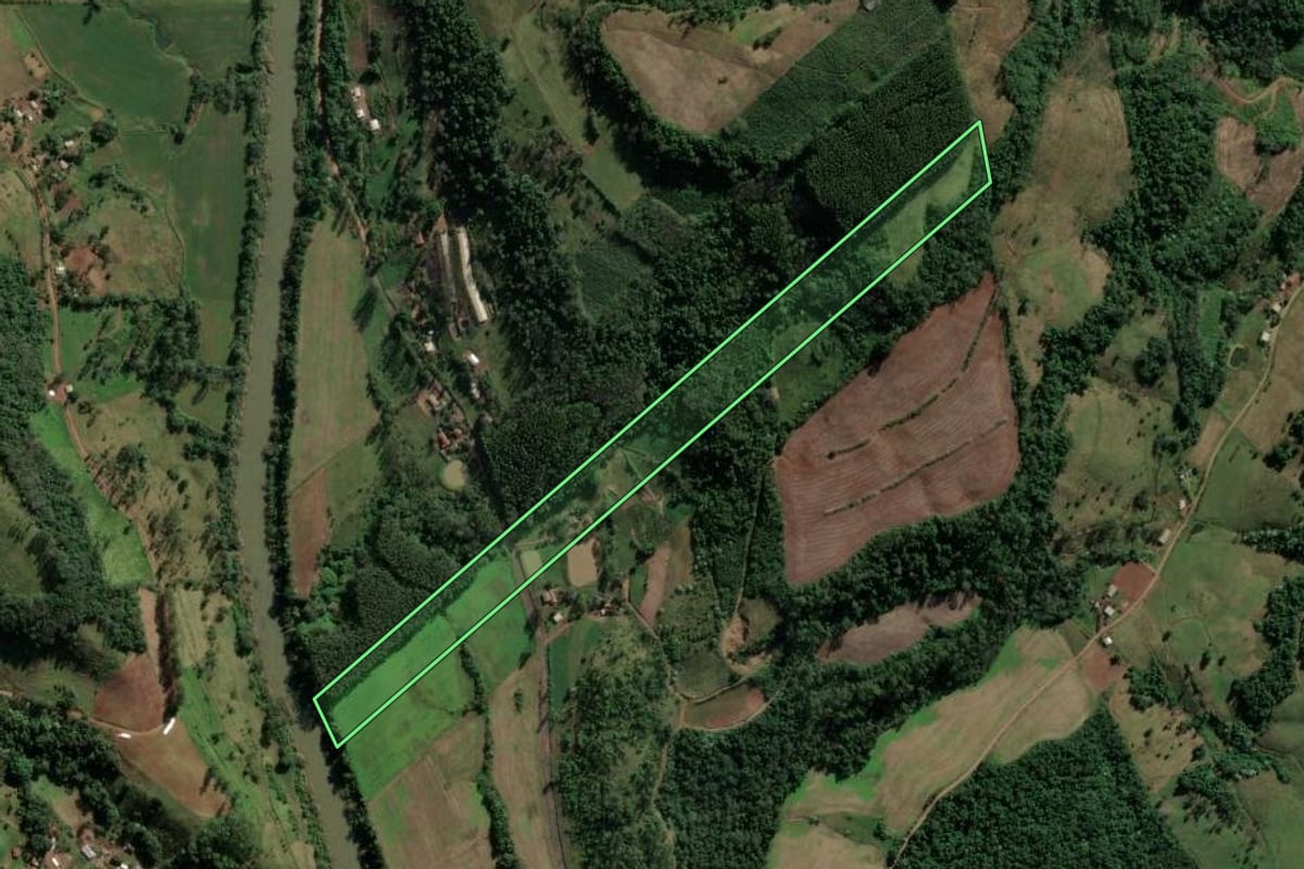 Imagem de satélite do imóvel rural em Riqueza (SC), com o contorno declarado no CAR desenhado por cima.