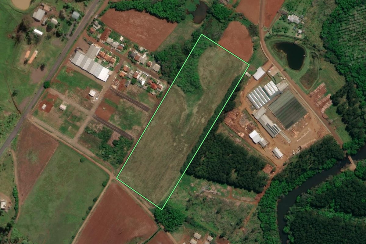 Imagem de satélite do imóvel rural em Riqueza (SC), com o contorno declarado no CAR desenhado por cima.