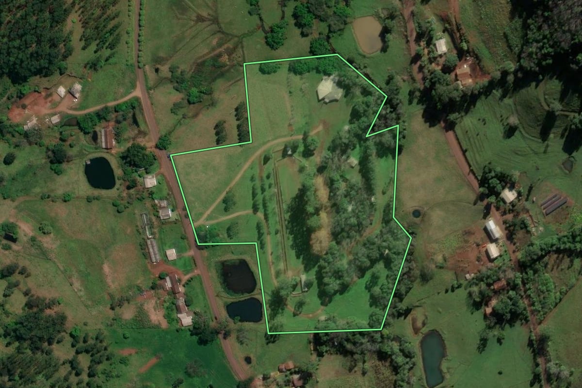 Imagem de satélite do imóvel rural em Riqueza (SC), com o contorno declarado no CAR desenhado por cima.
