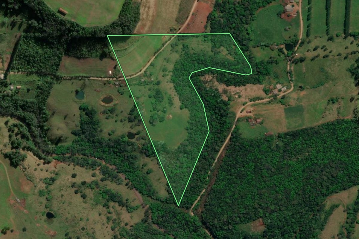 Imagem de satélite do imóvel rural em Riqueza (SC), com o contorno declarado no CAR desenhado por cima.