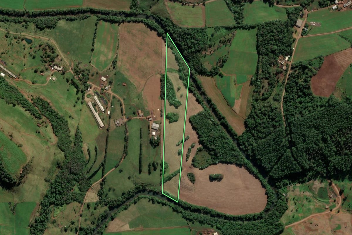 Imagem de satélite do imóvel rural em Riqueza (SC), com o contorno declarado no CAR desenhado por cima.