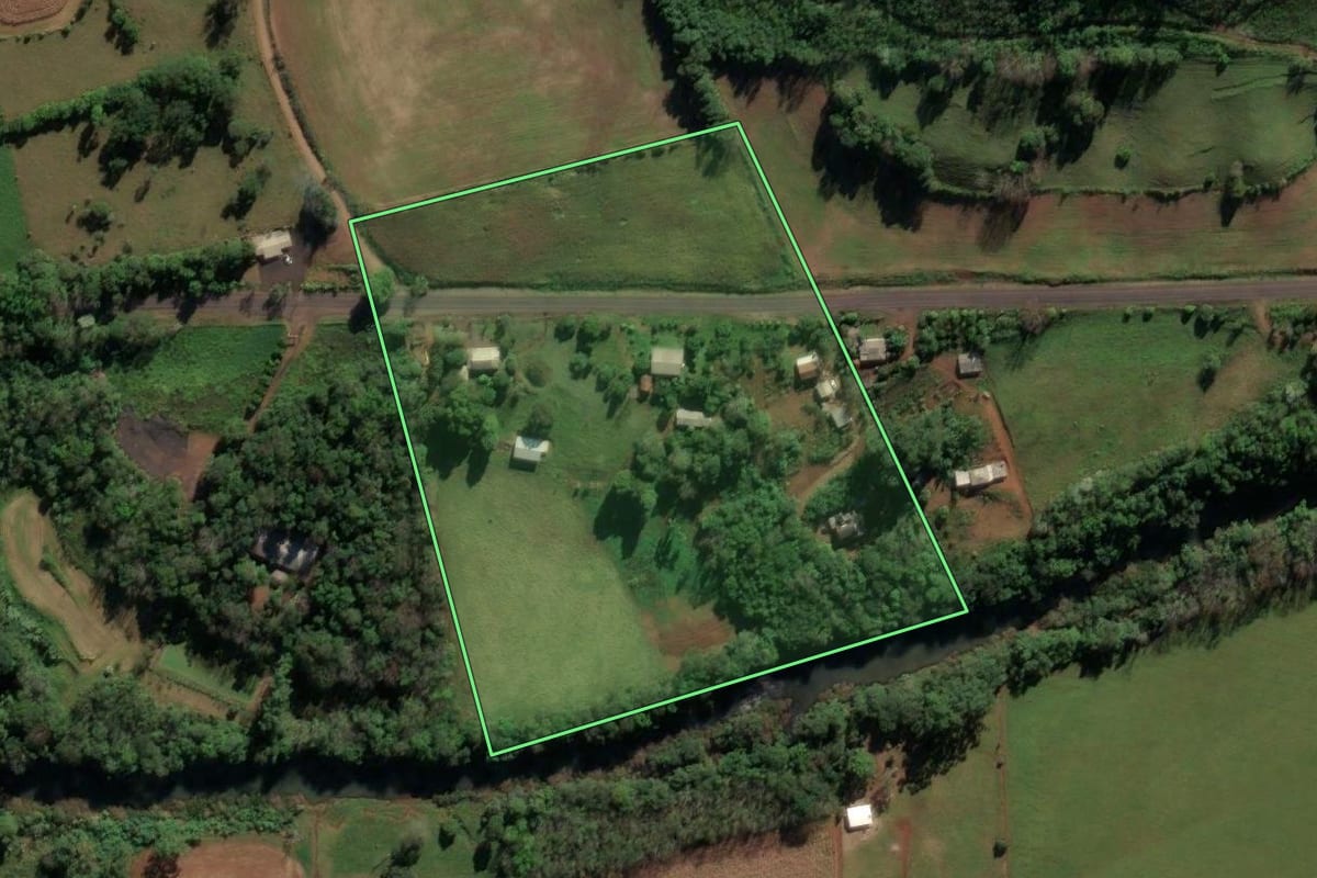 Imagem de satélite do imóvel rural em Riqueza (SC), com o contorno declarado no CAR desenhado por cima.